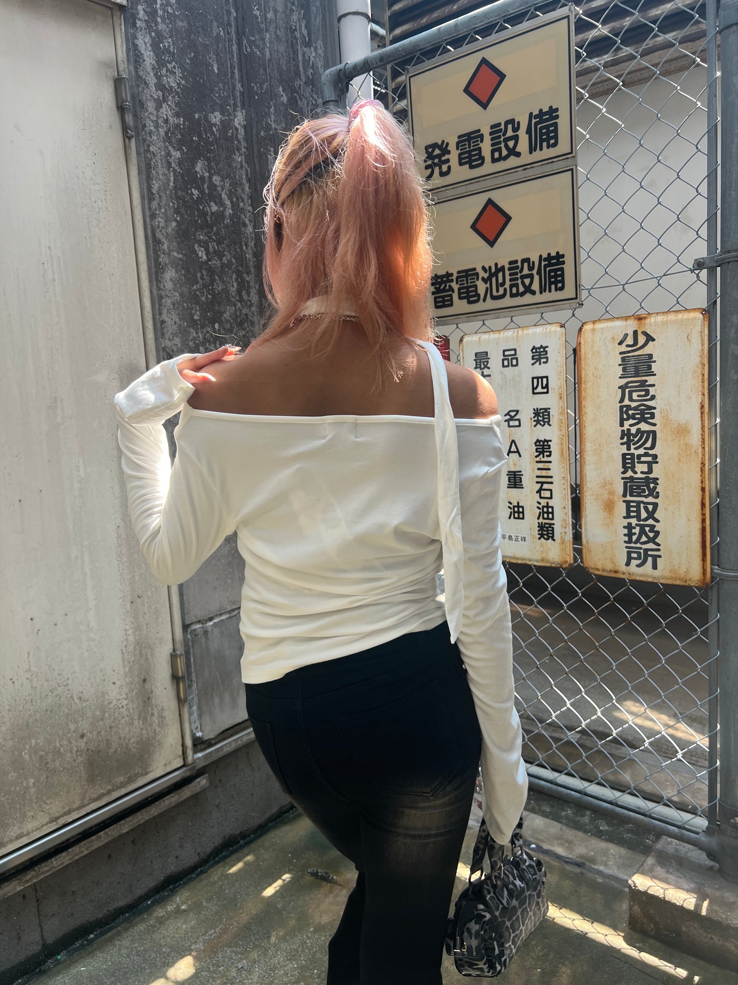 Logo Ribbon off-shoulder Top A299