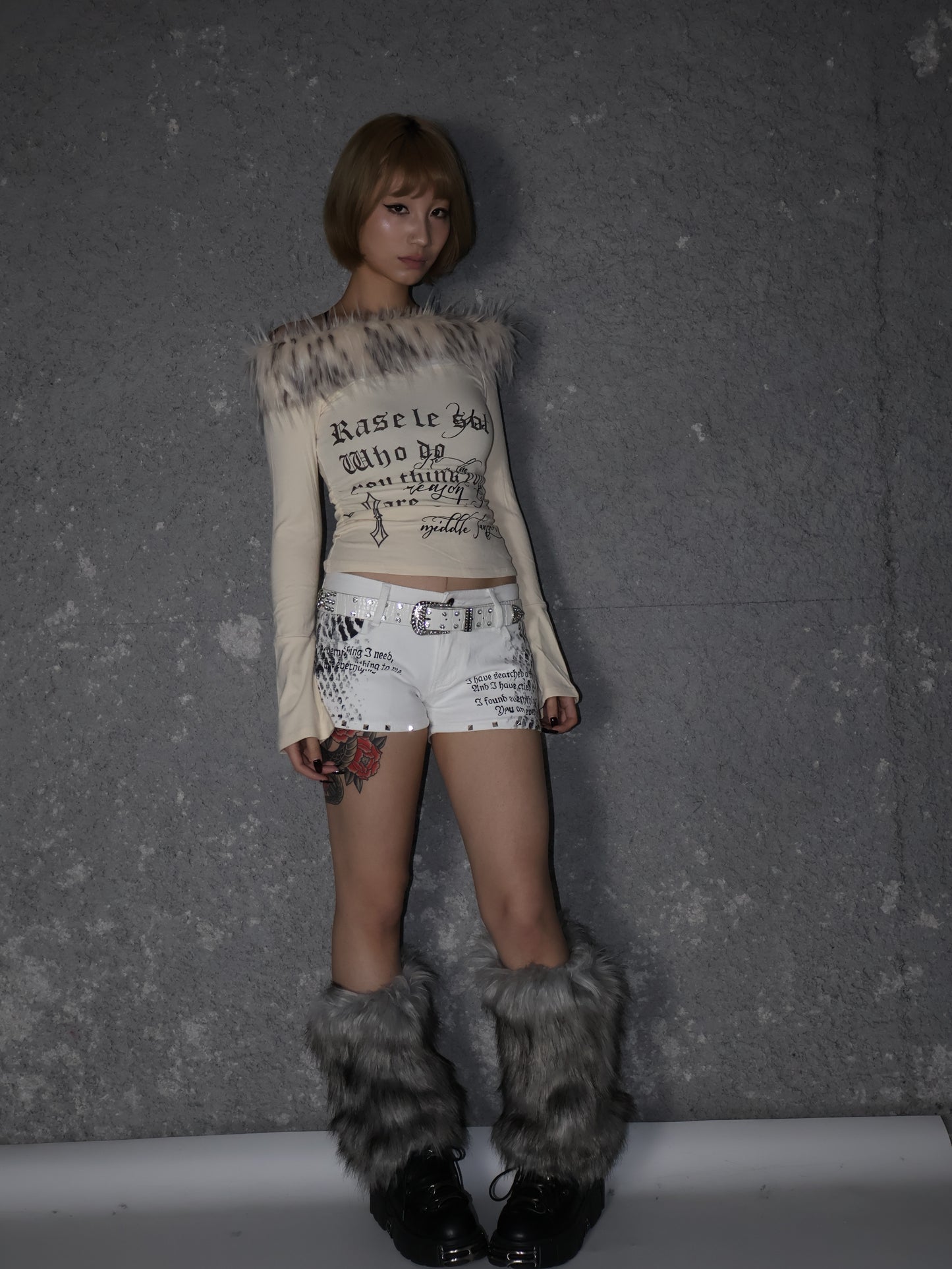 25-906 Dark Script L/S A437