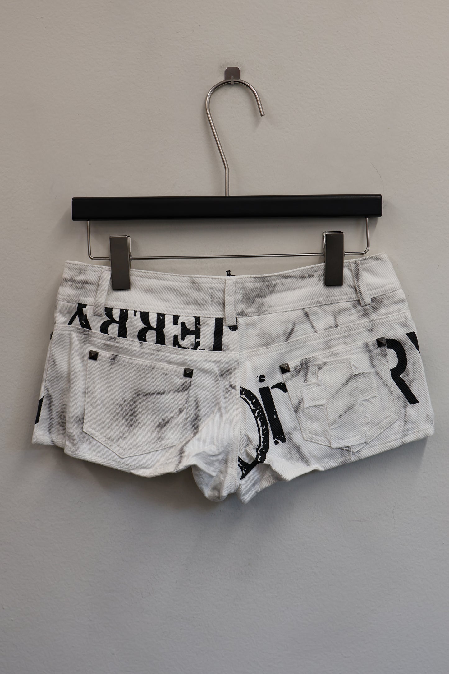 25-939 Rivet Logo Shorts A351