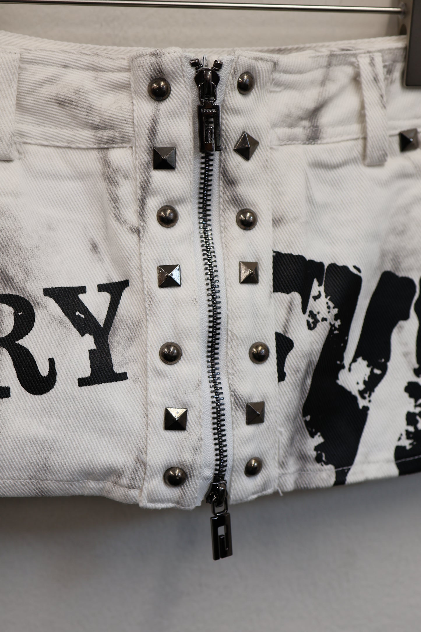 25-939 Rivet Logo Shorts A351