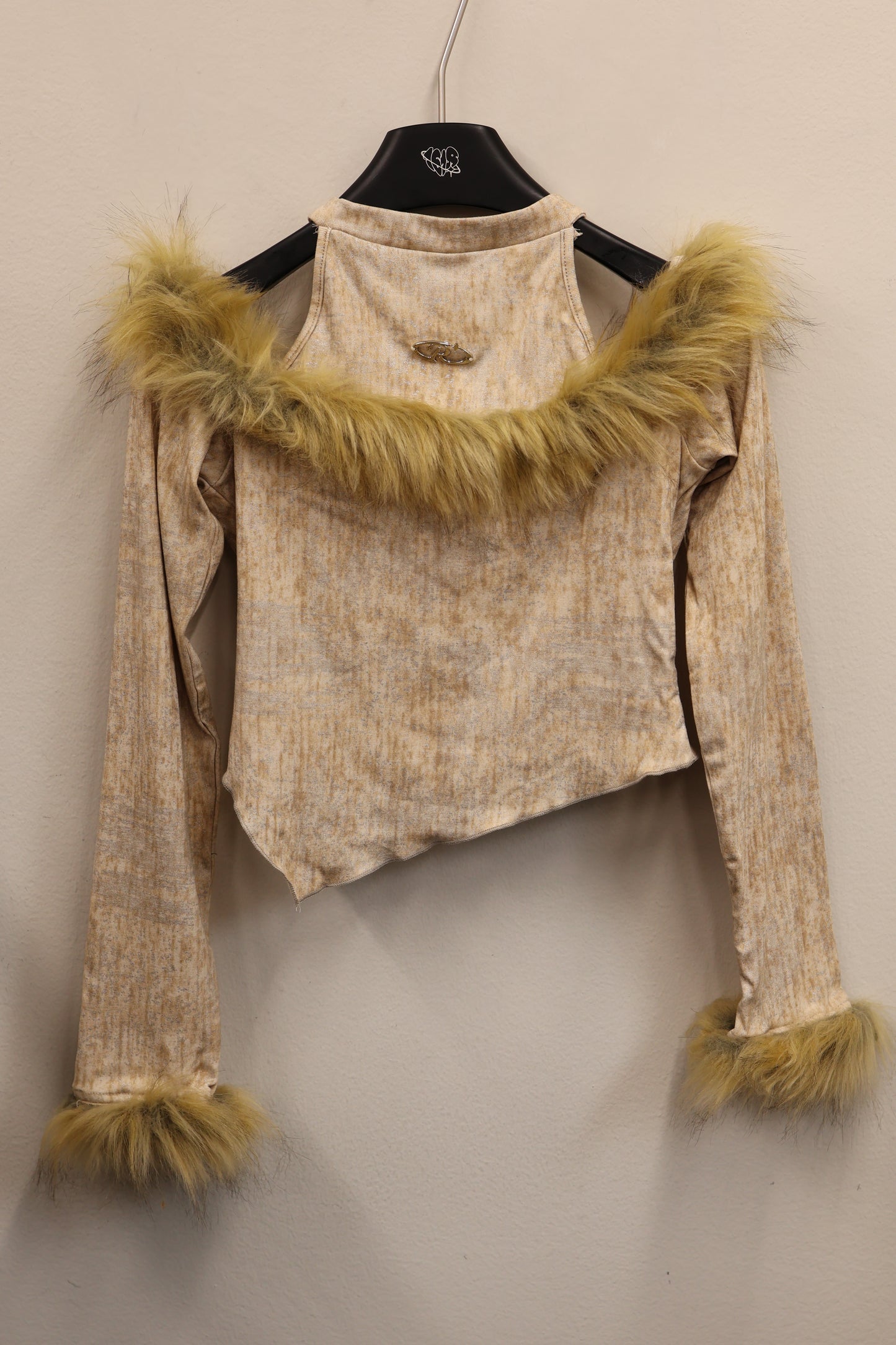 center logo off shoulder fur L/S A371