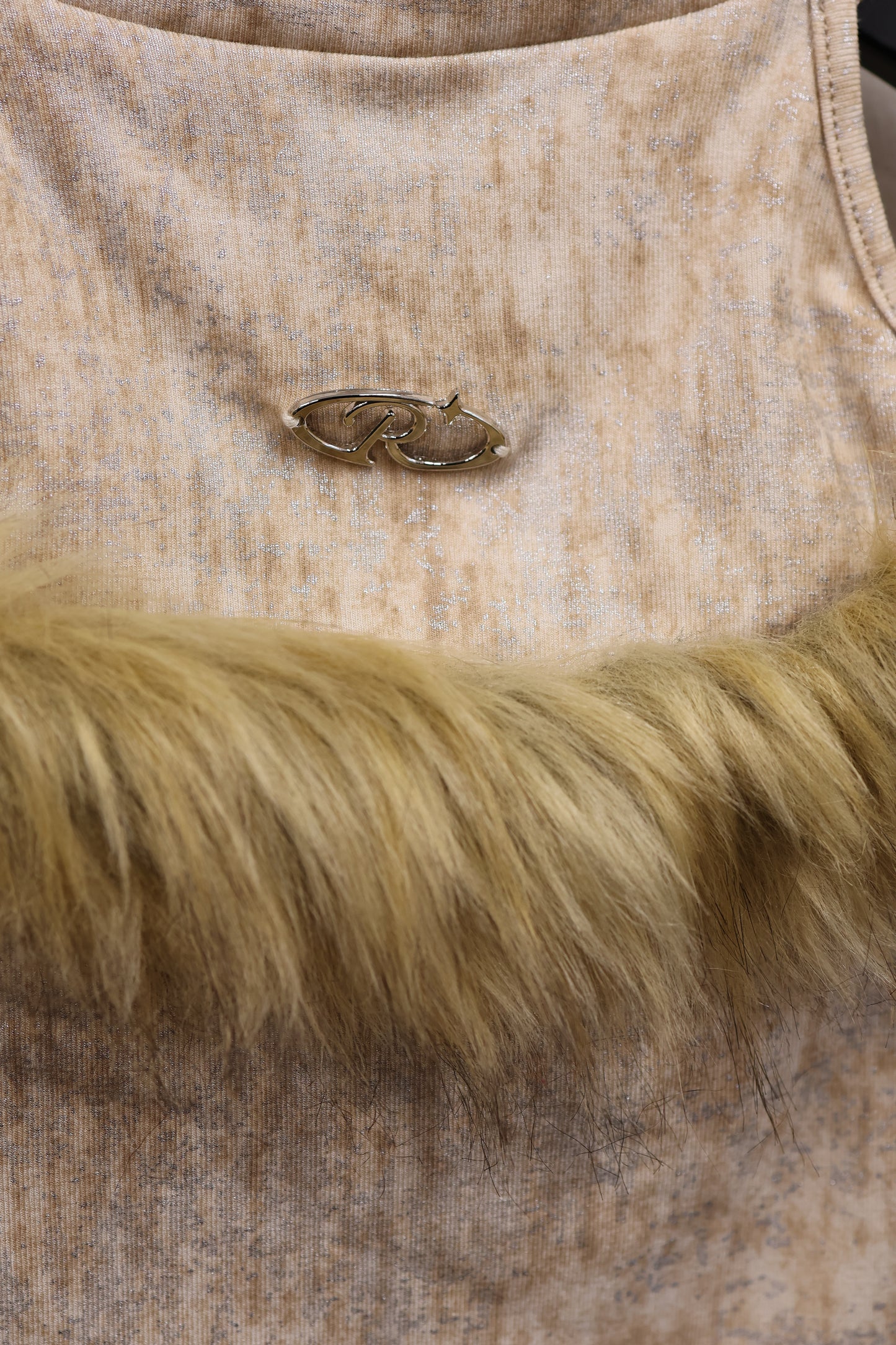 center logo off shoulder fur L/S A371