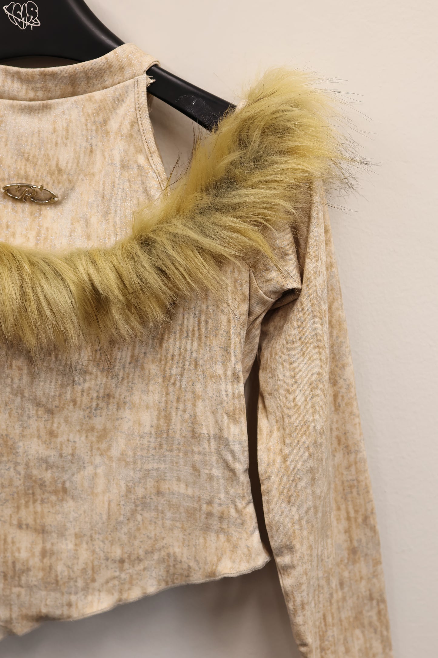 center logo off shoulder fur L/S A371