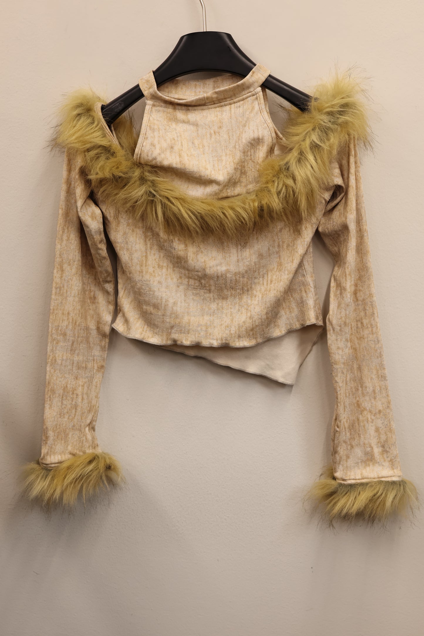 center logo off shoulder fur L/S A371