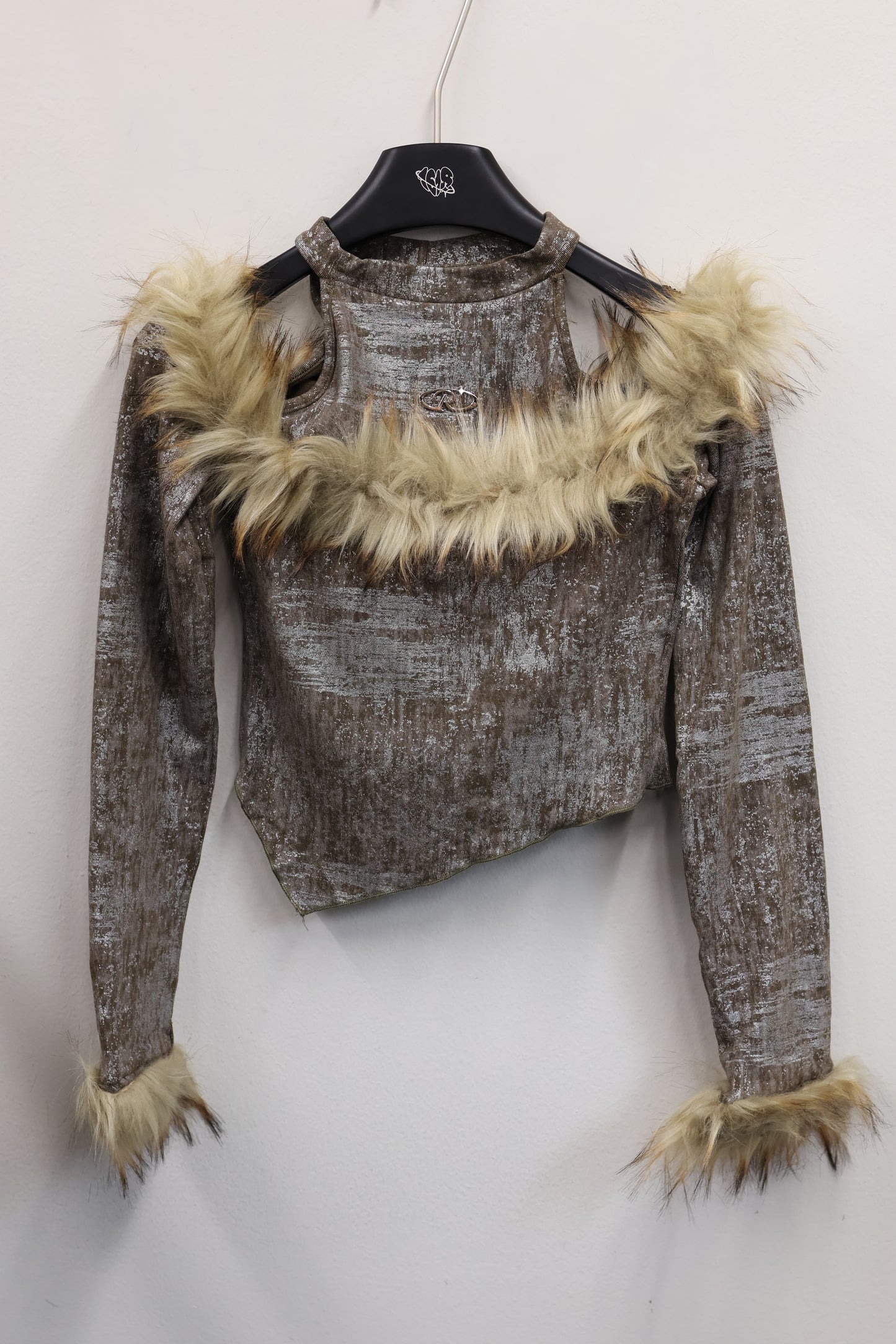 center logo off shoulder fur L/S A371