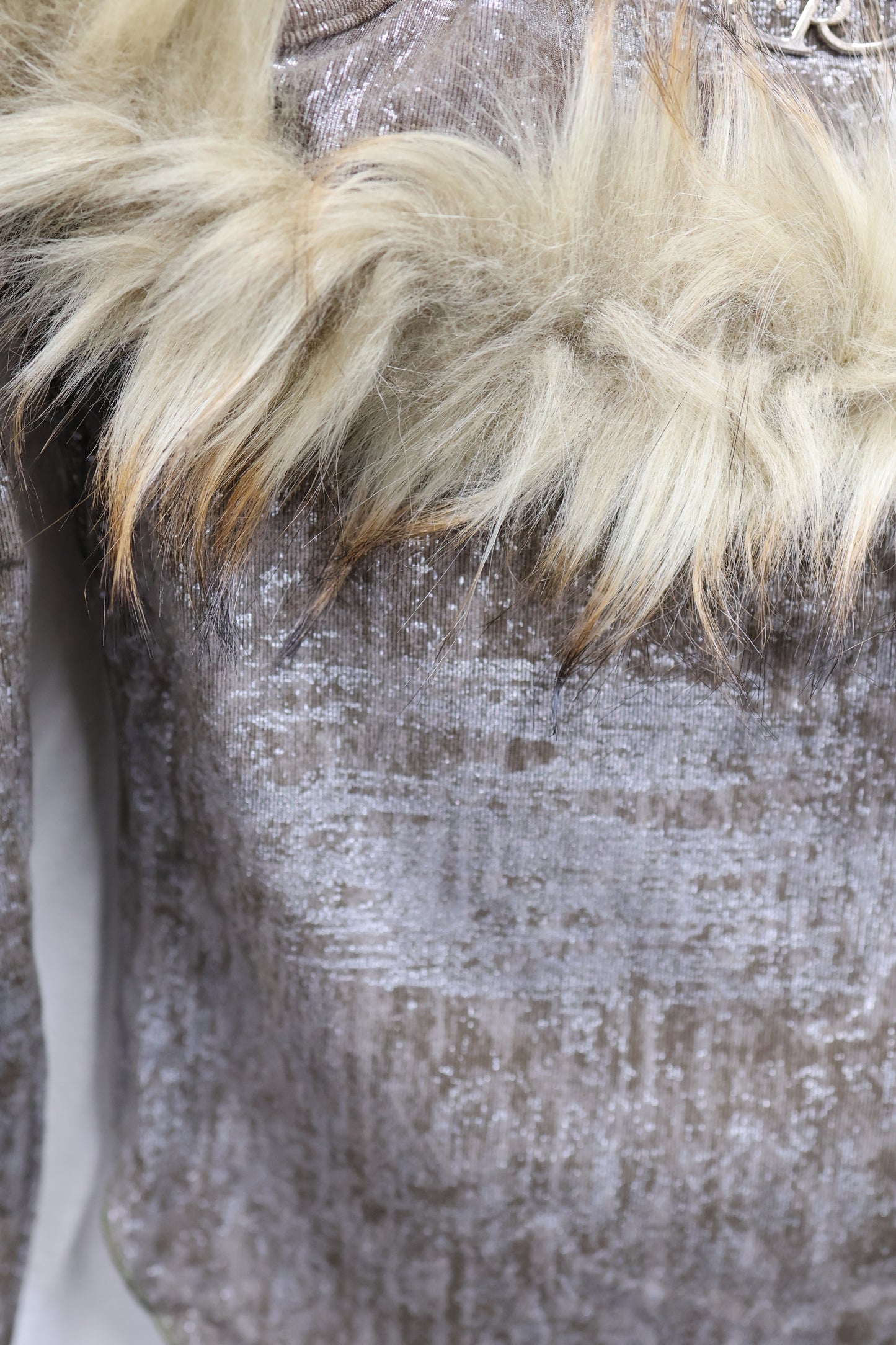 center logo off shoulder fur L/S A371