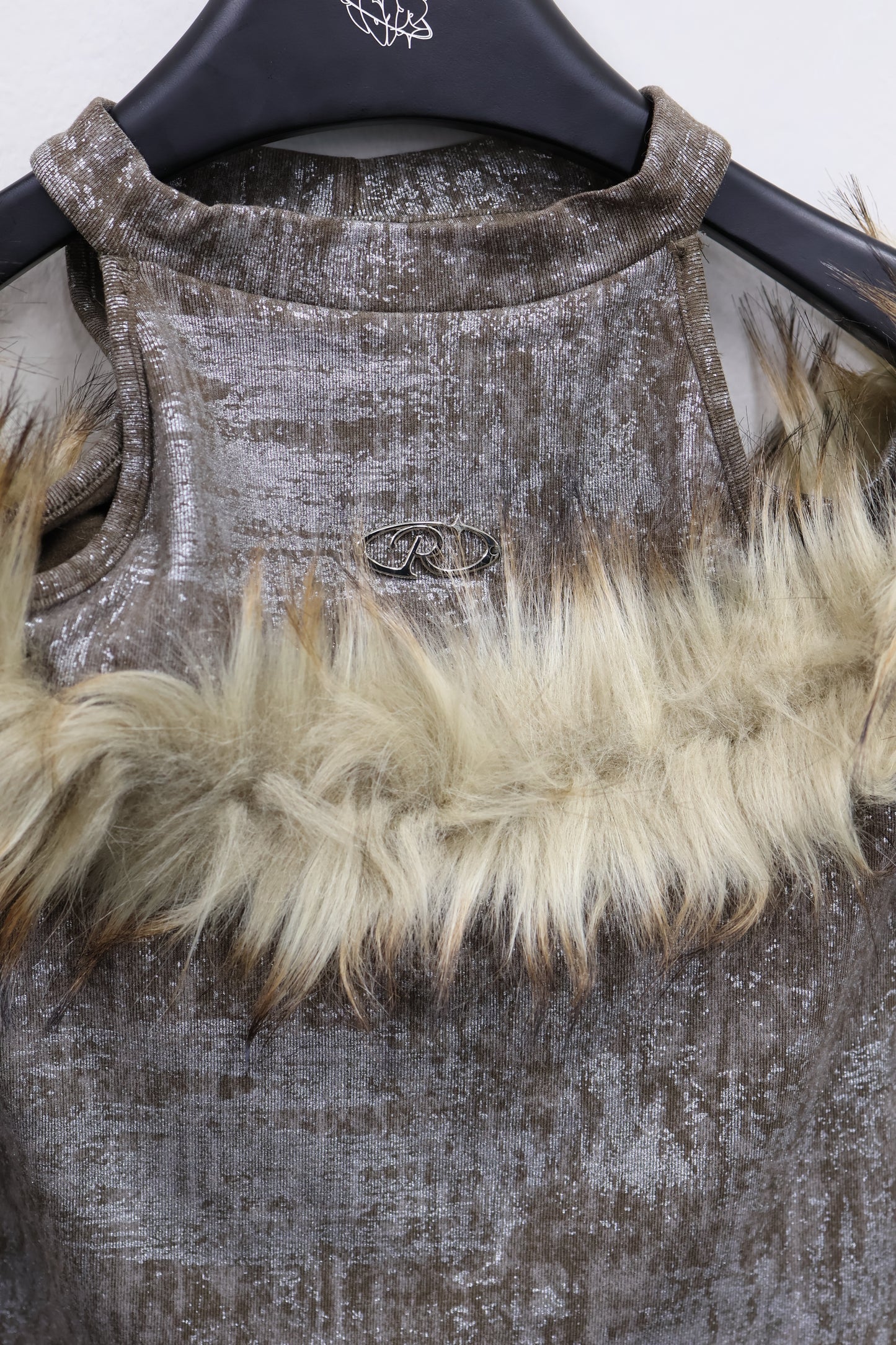 center logo off shoulder fur L/S A371