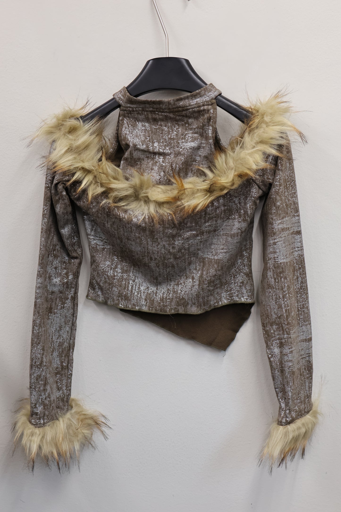 center logo off shoulder fur L/S A371