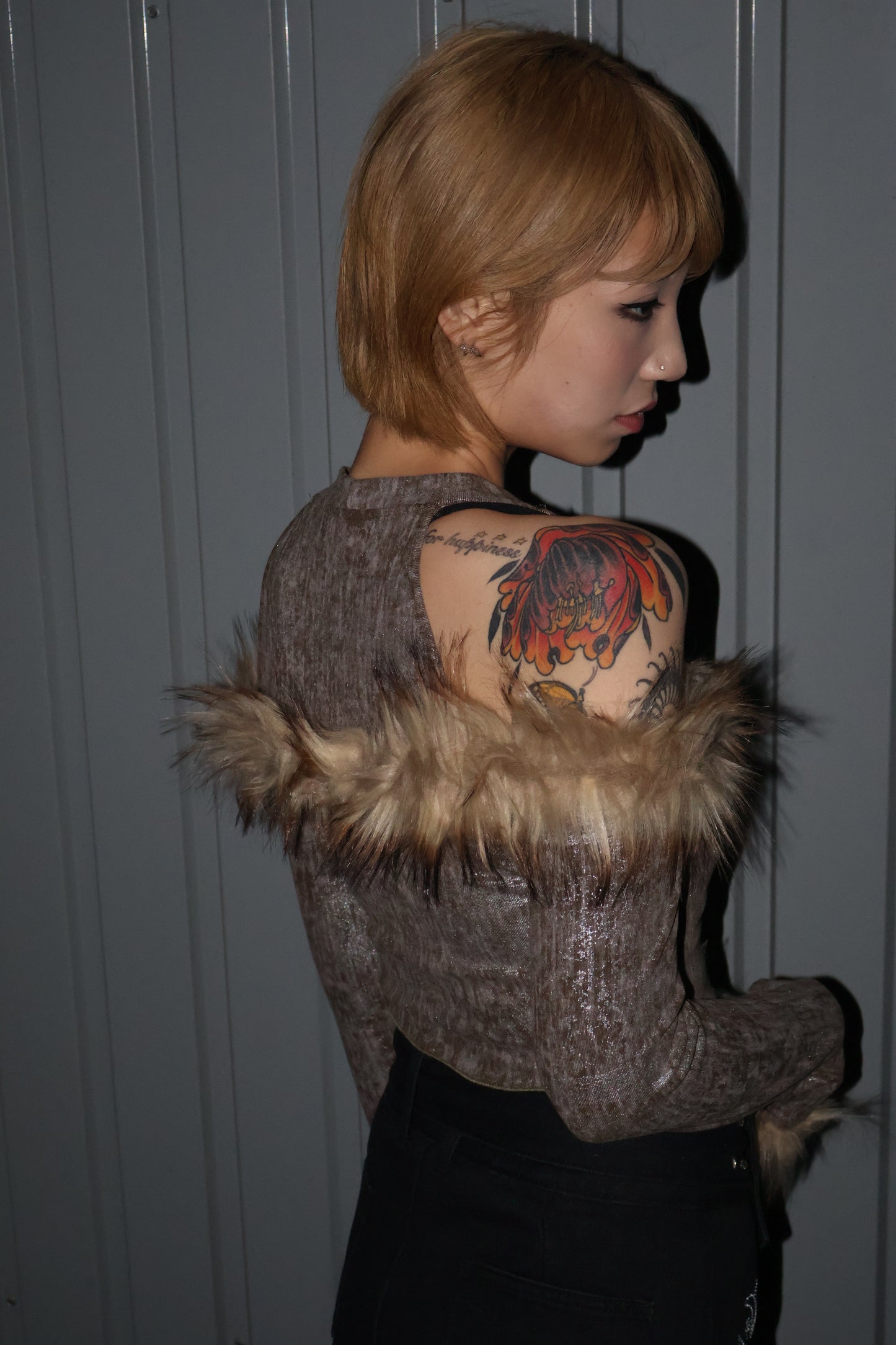 center logo off shoulder fur L/S A371