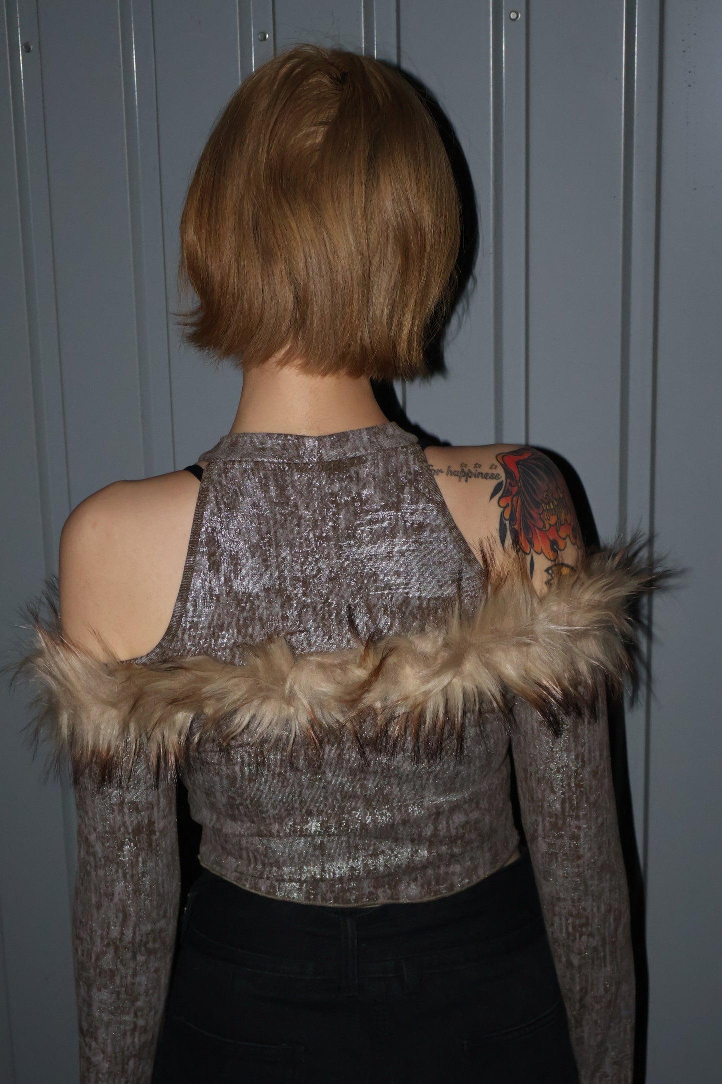 center logo off shoulder fur L/S A371