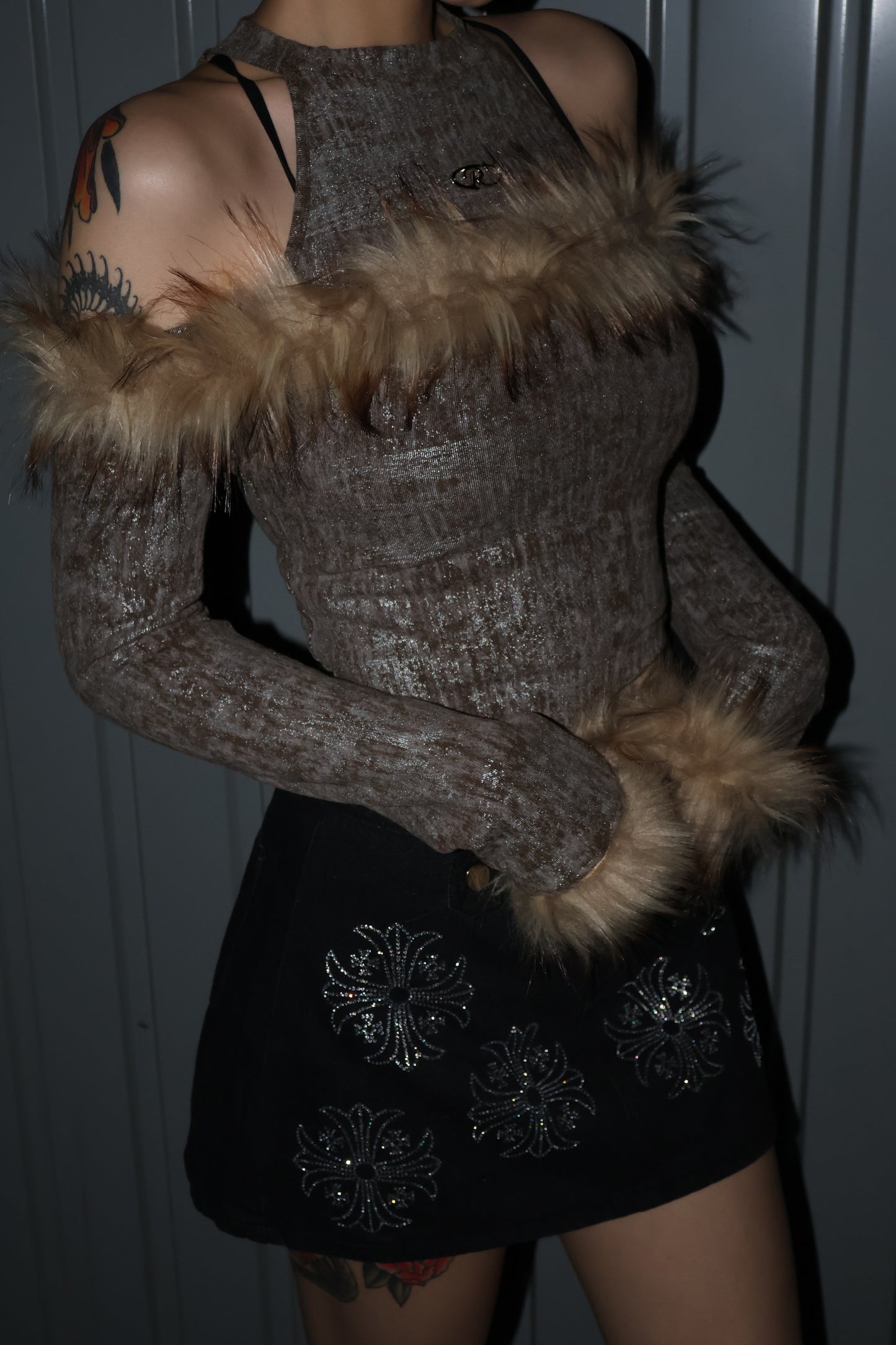 center logo off shoulder fur L/S A371