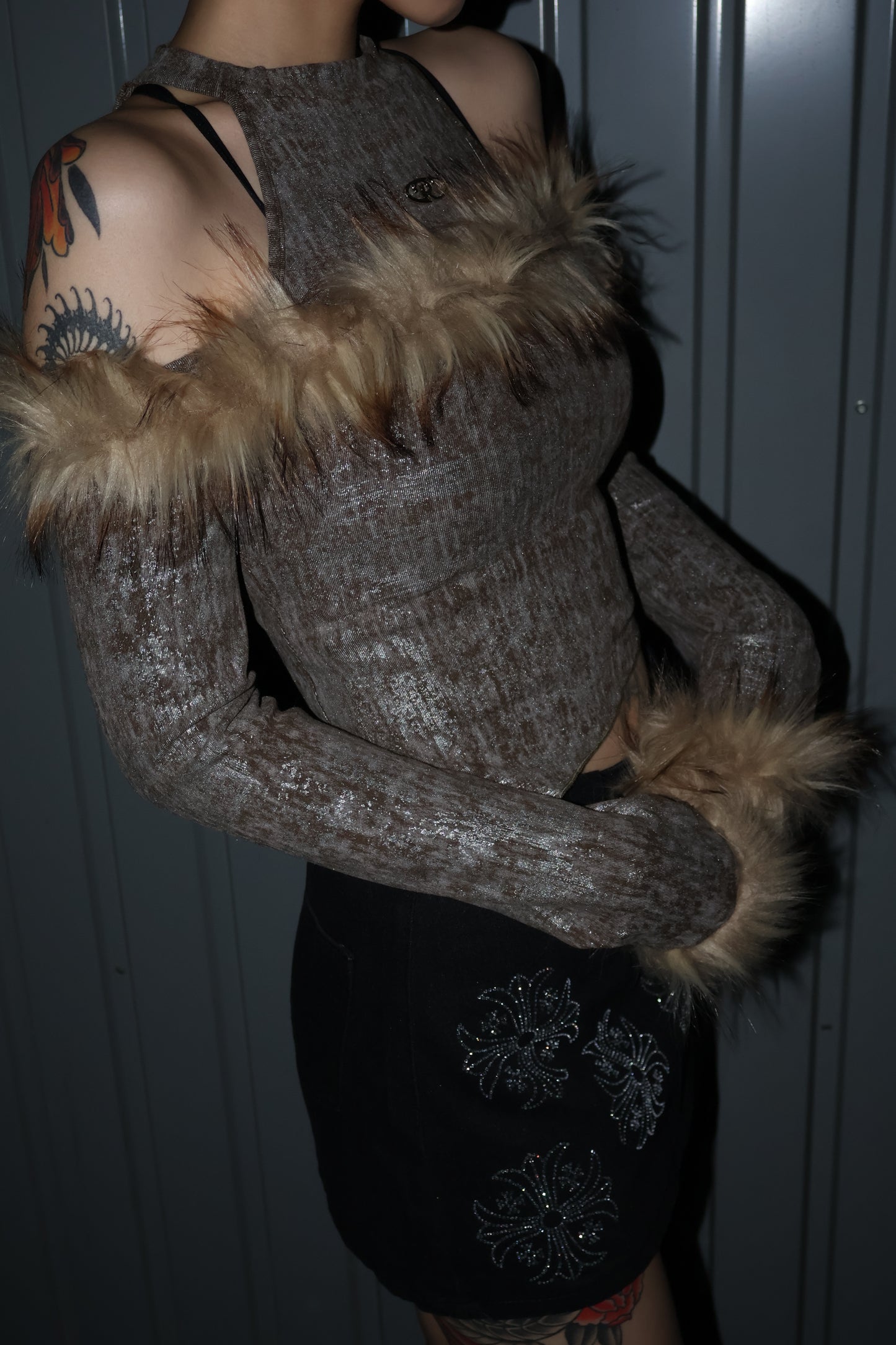 center logo off shoulder fur L/S A371