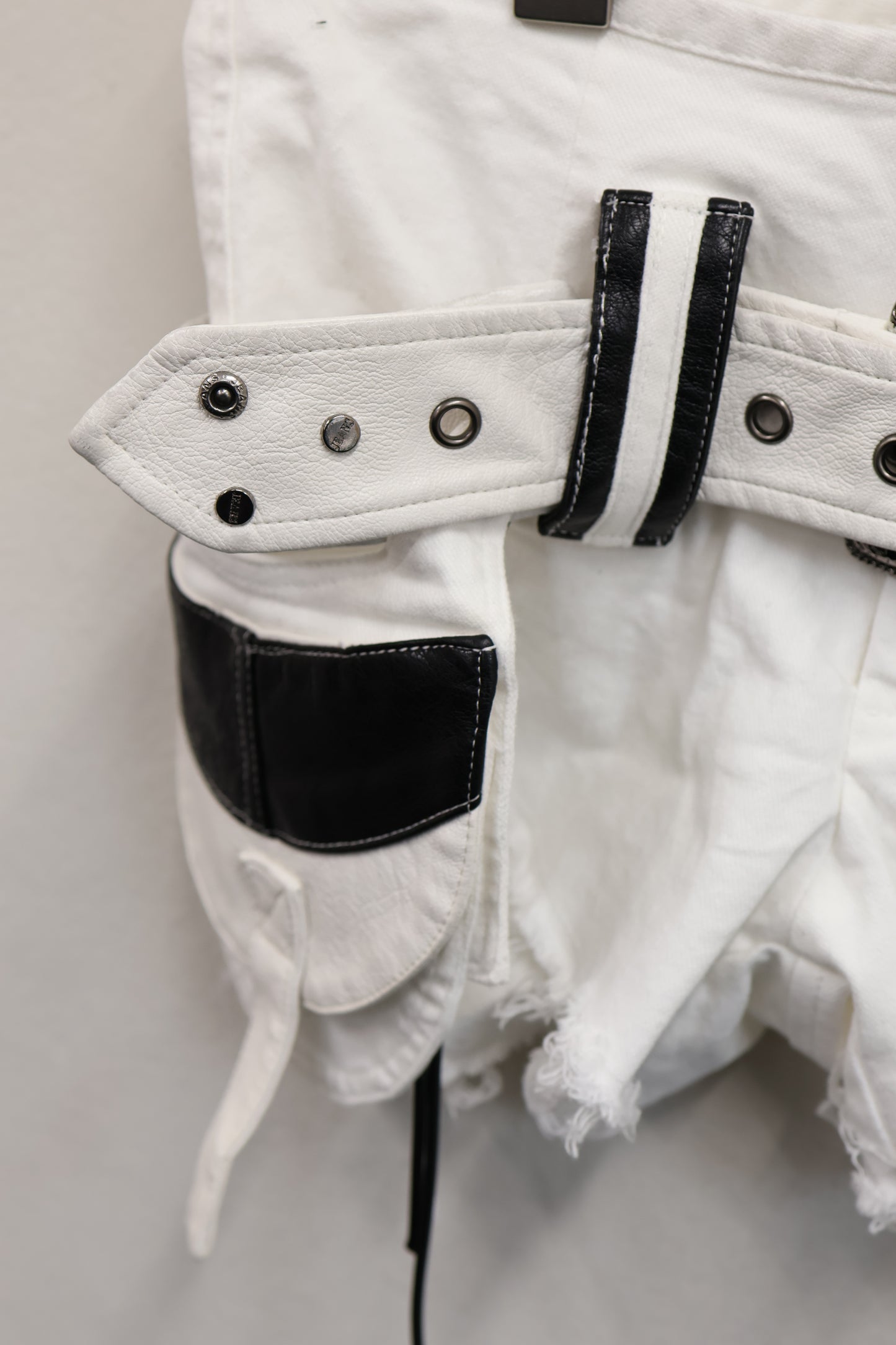 25-K191 B Leather Shorts A401