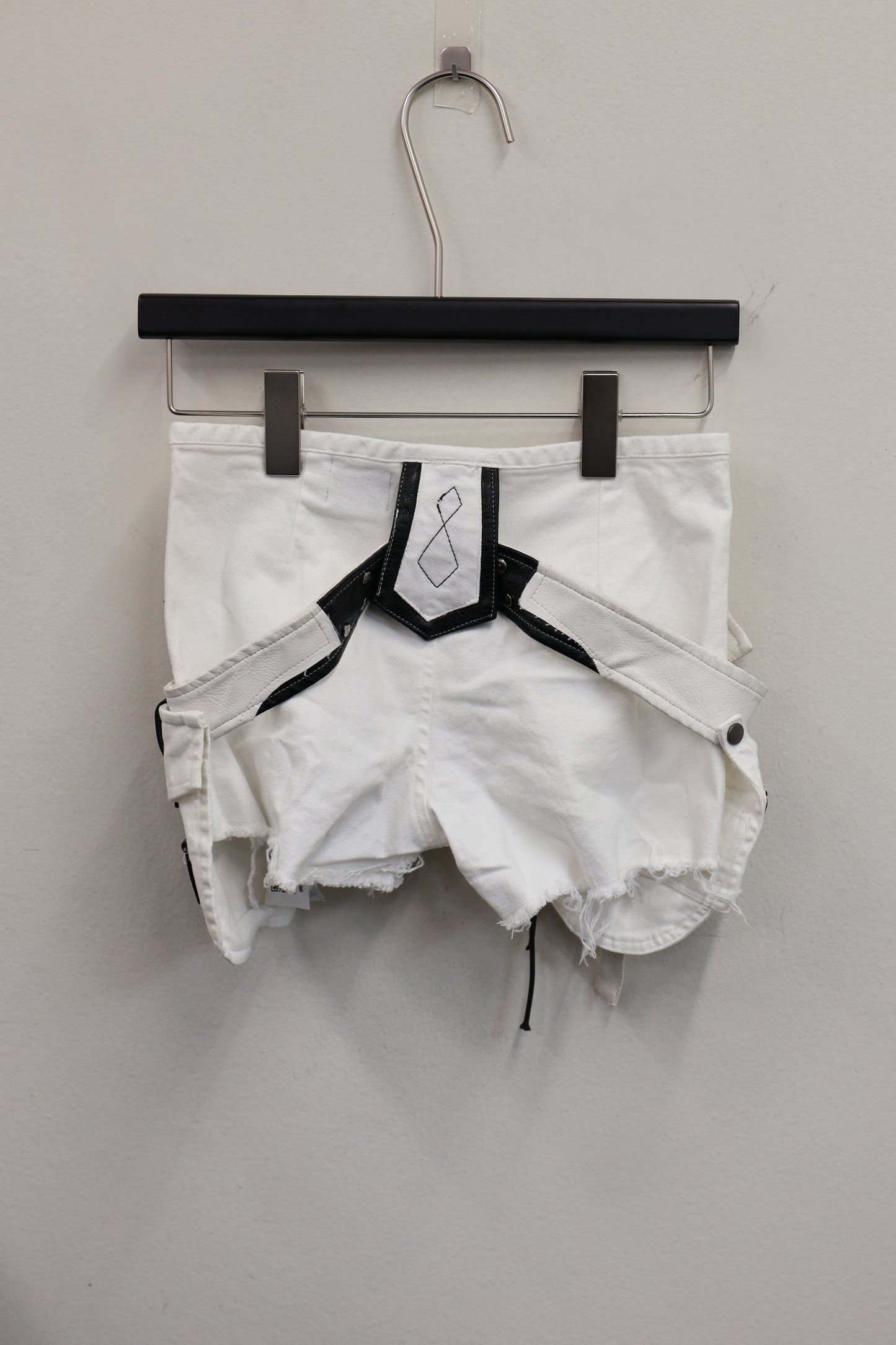 25-K191 B Leather Shorts A401