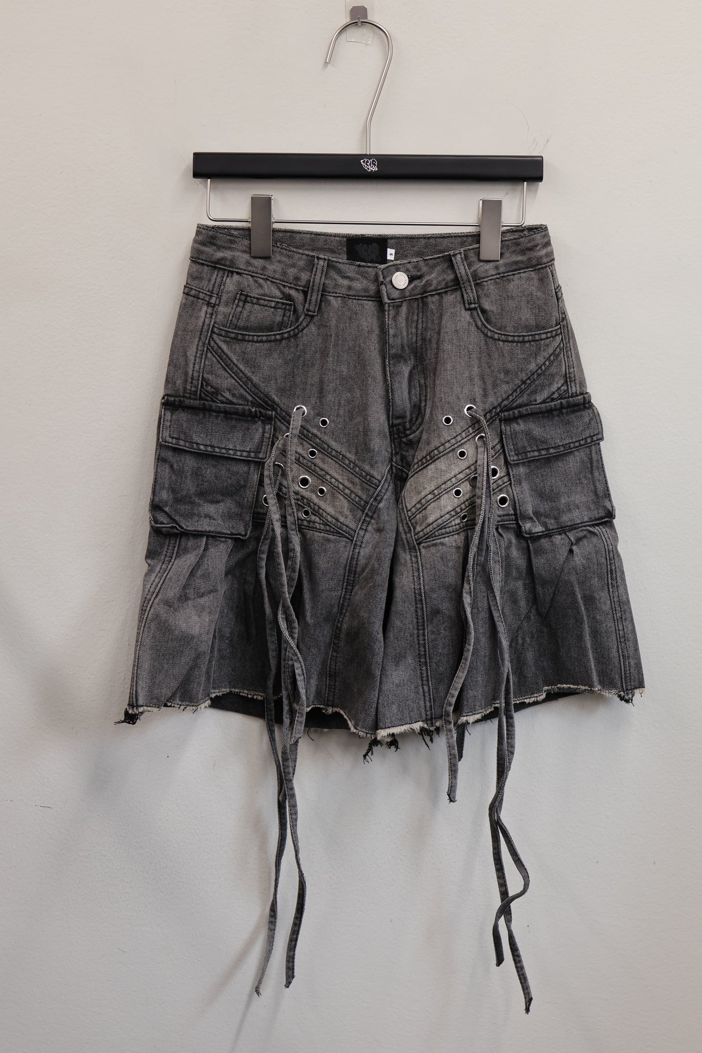 Drooping shorts A405