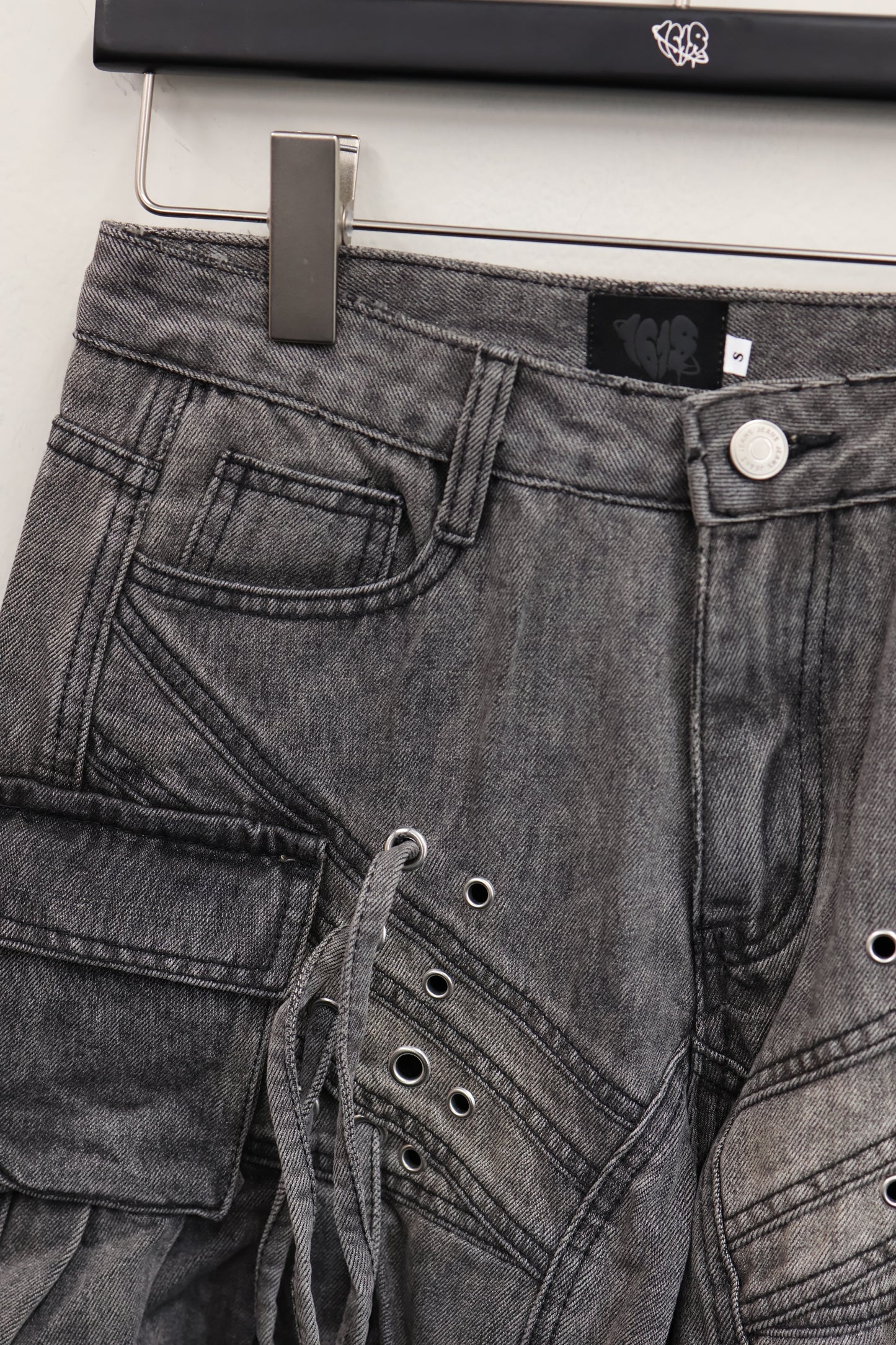 Drooping shorts A405